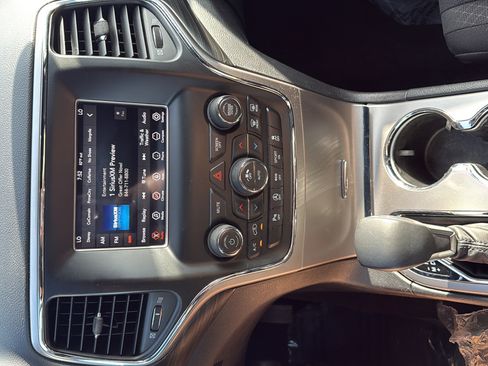Used 2019 Jeep Grand Cherokee Laredo AWD/4WD image 18
