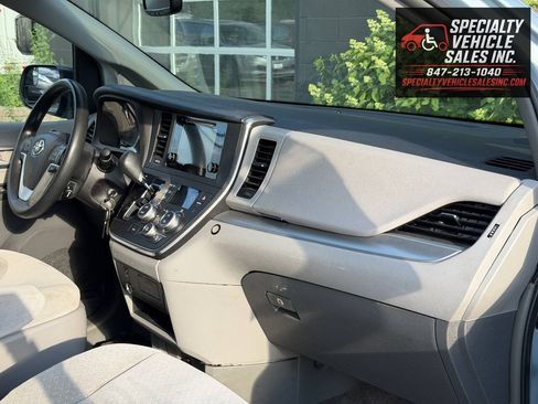 Used 2015 Toyota Sienna LE FWD image 32