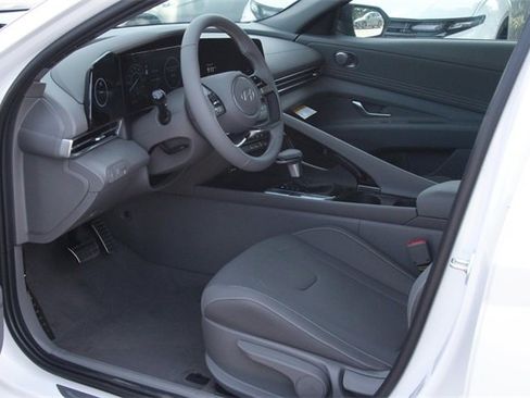 Certified 2025 Hyundai Elantra SEL image 11