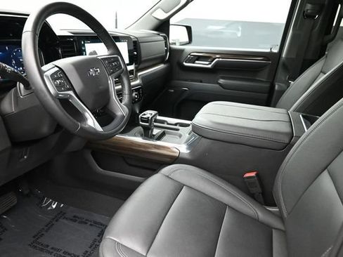 Used 2025 Chevrolet Silverado 1500 LT Trail Boss w/ Convenience Package II AWD/4WD image 18