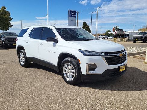 Used 2023 Chevrolet Traverse LS image 2