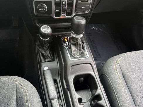 Used 2025 Jeep Gladiator Sport image 17