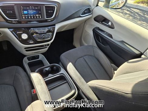 Used 2019 Chrysler Pacifica Touring Plus w/ Tire & Wheel Group FWD image 15