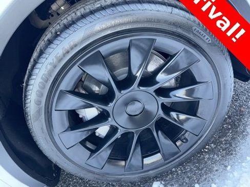 Used 2022 Tesla Model Y Long Range image 3