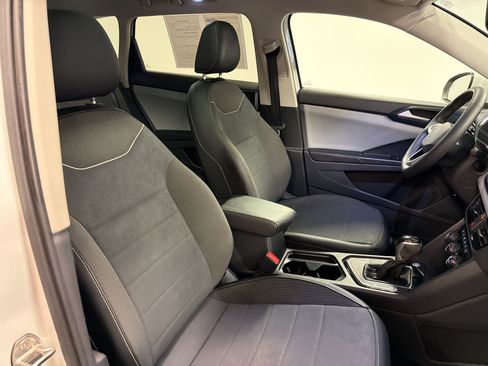 Used 2023 Volkswagen Taos SE w/ Panoramic Sunroof Package FWD image 21