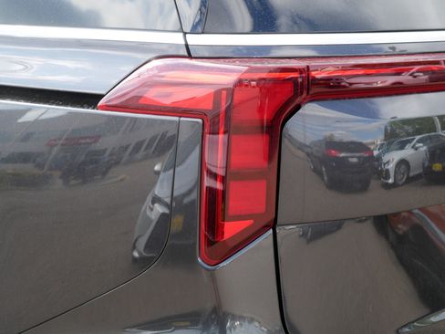 Used 2025 Kia Carnival FWD image 17
