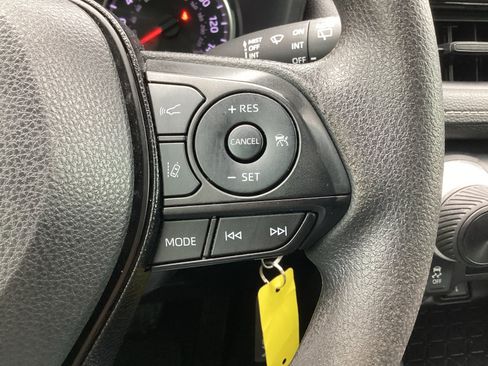 Used 2021 Toyota RAV4 LE FWD image 5