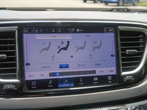 Used 2023 Chrysler Pacifica Touring-L FWD image 29