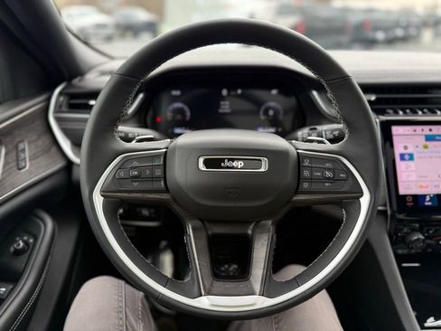 Used 2024 Jeep Grand Cherokee Limited w/ Luxury Tech Group II image 17