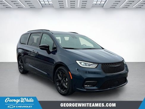 Used 2025 Chrysler Pacifica Limited image 1