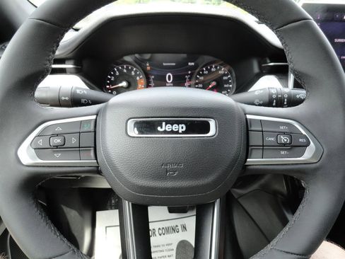 Used 2023 Jeep Compass Latitude image 14