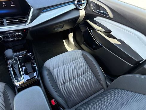 Used 2025 Chevrolet Trax LT image 28