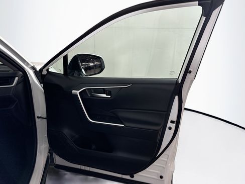 Used 2025 Toyota RAV4 XLE image 30