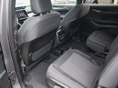 Used 2025 Jeep Grand Cherokee L Laredo image 11