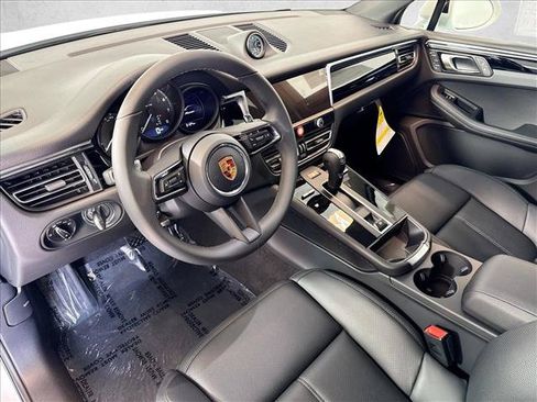 Used 2026 Porsche Macan AWD/4WD image 4