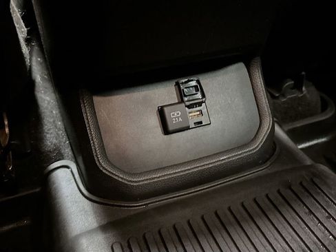 Used 2021 Toyota Highlander XLE image 32