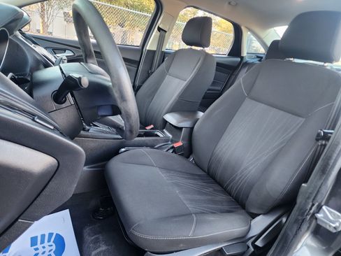 Used 2018 Ford Focus SE w/ SE Appearance Package image 24