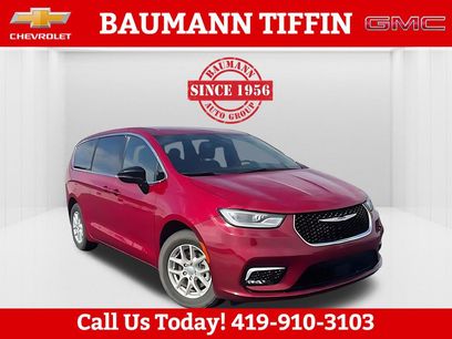 Used 2025 Chrysler Pacifica Select