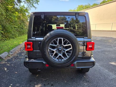 Used 2025 Jeep Wrangler Unlimited Sahara AWD/4WD image 8