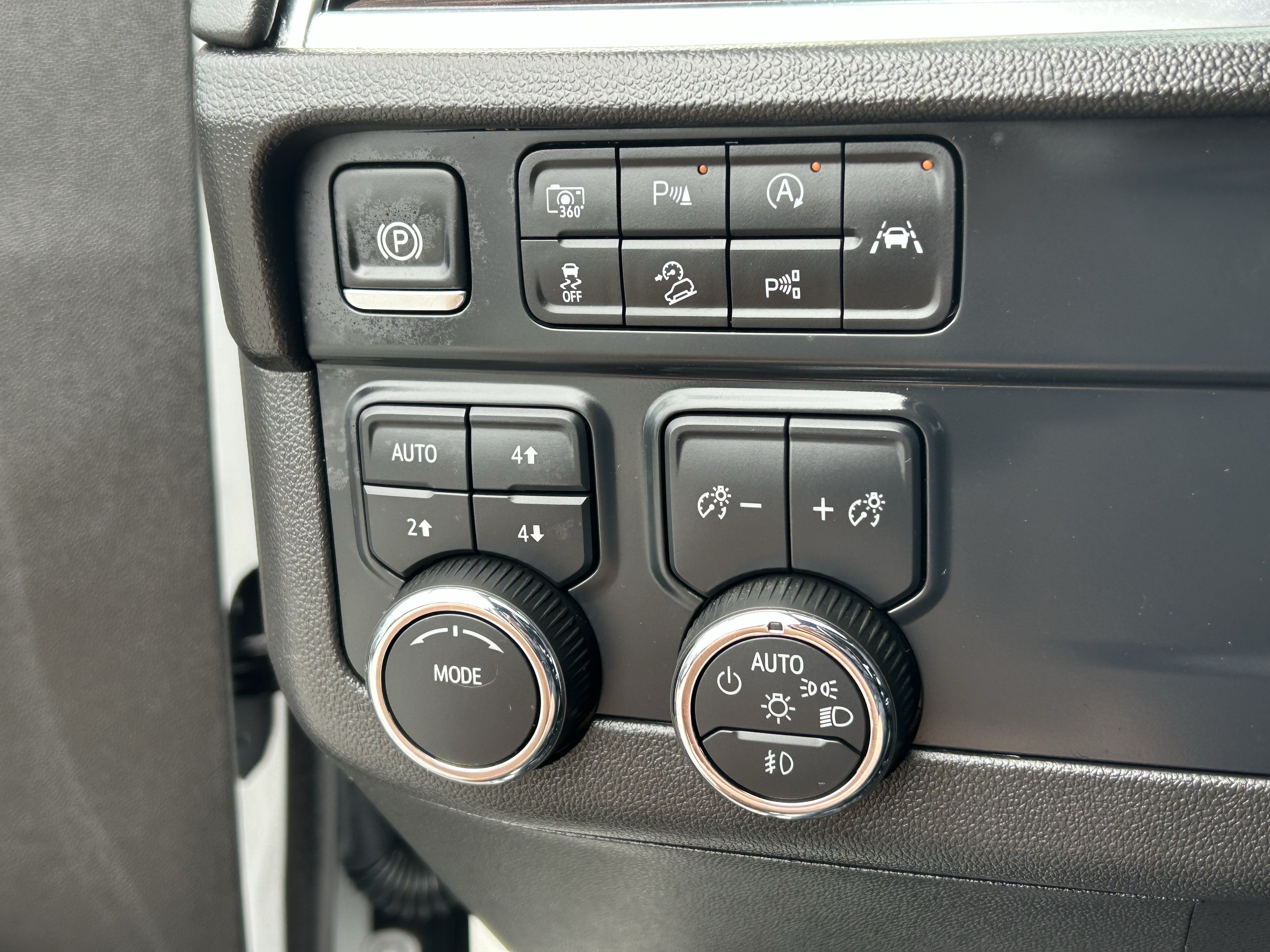 Used 2025 Chevrolet Suburban Z71 AWD/4WD image 30
