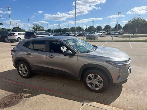 Used 2025 Chevrolet Trax LS FWD image 9