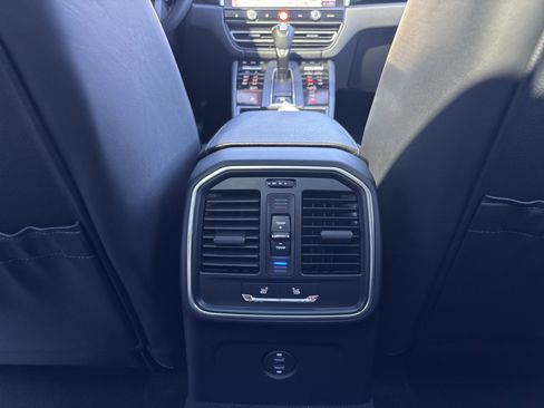 Certified 2025 Porsche Macan AWD/4WD image 25