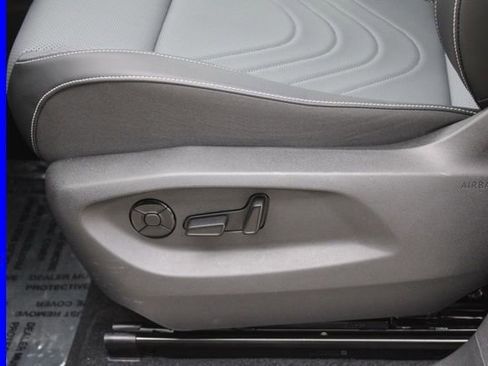 Used 2025 Volkswagen Tiguan SE image 17