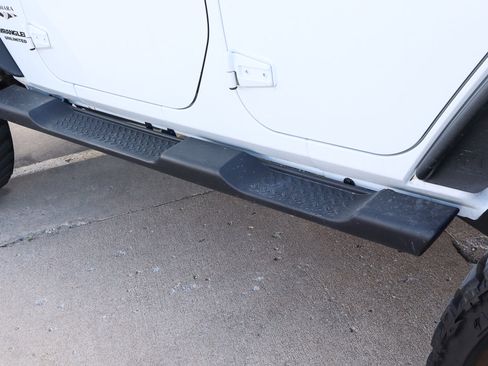 Used 2017 Jeep Wrangler Unlimited Sahara w/ Connectivity Group image 15