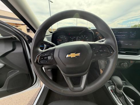 Used 2025 Chevrolet Trax LS FWD image 18