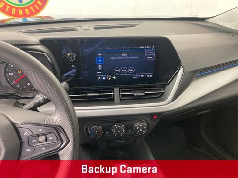 Used 2024 Chevrolet Trax LS w/ LS Convenience Package FWD image 2