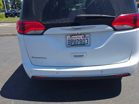 Used 2018 Chrysler Pacifica Touring-L FWD image 10