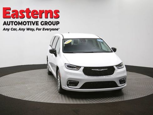 Used 2024 Chrysler Pacifica Touring-L image 50