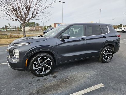 Used 2024 Mitsubishi Outlander SE image 3