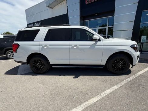 Used 2023 Ford Expedition XLT RWD image 3