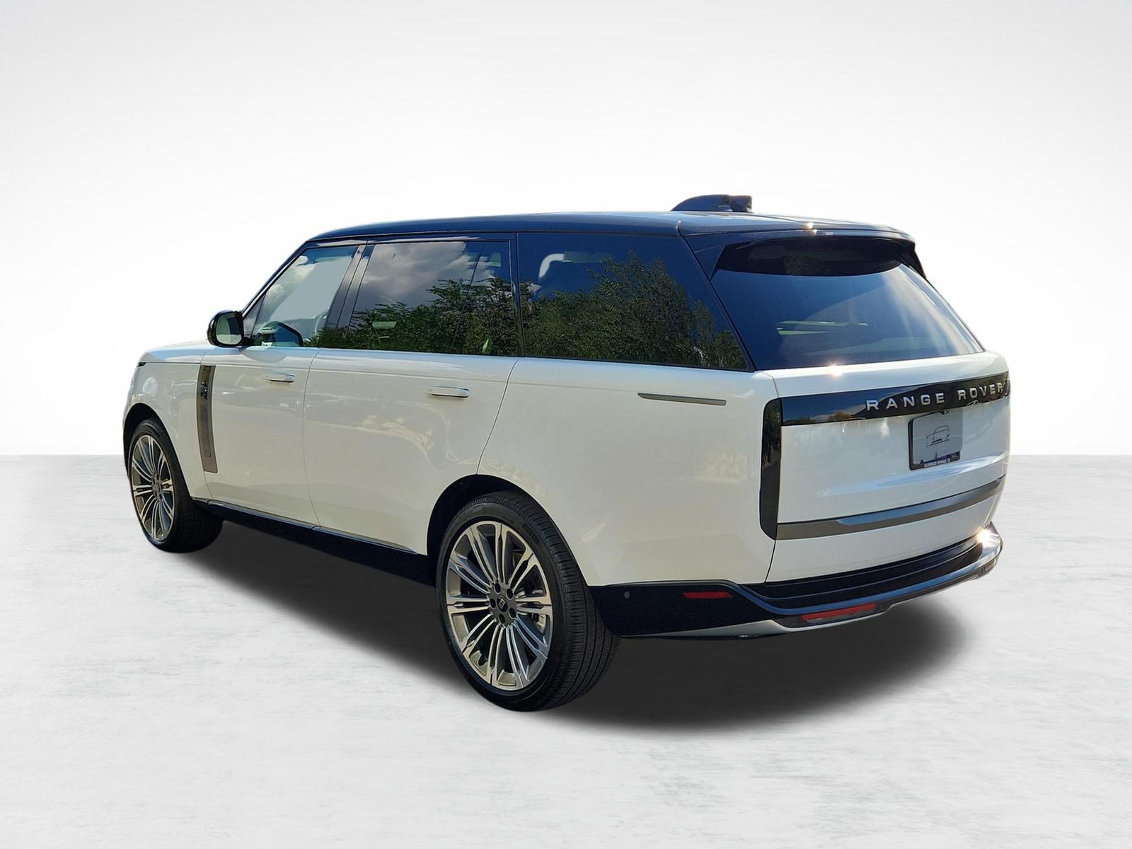 New 2027 Land Rover Range Rover Long Wheelbase SE AWD/4WD image 3