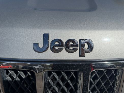 Used 2011 Jeep Grand Cherokee Overland AWD/4WD image 22