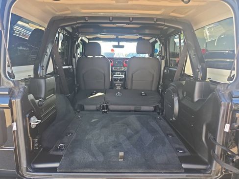 Used 2023 Jeep Wrangler Unlimited Rubicon w/ Cold Weather Group AWD/4WD image 19
