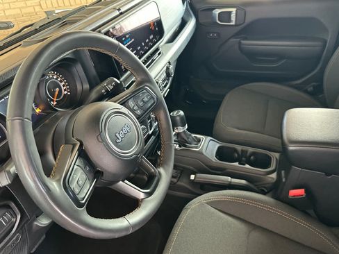 Used 2024 Jeep Gladiator Sport AWD/4WD image 9