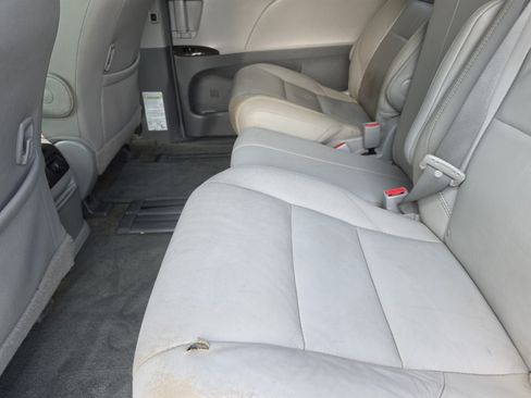 Used 2017 Toyota Sienna XLE Premium FWD image 9