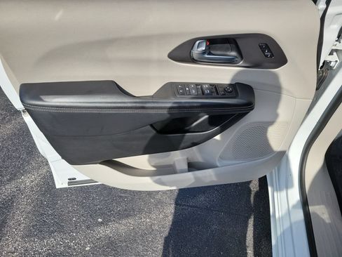 Used 2023 Chrysler Pacifica Touring-L FWD image 25