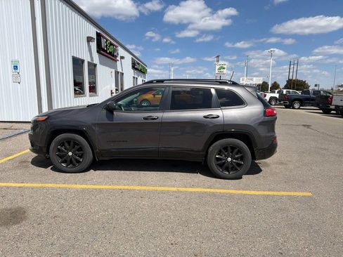 Used 2018 Jeep Cherokee Latitude AWD/4WD image 9