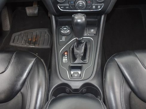 Used 2020 Jeep Cherokee Latitude Plus image 19