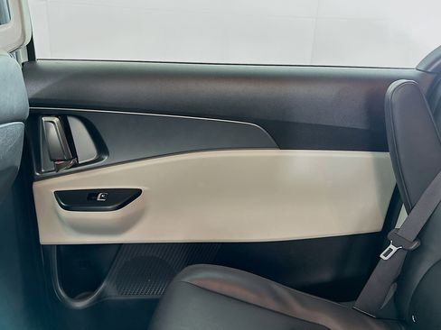 Used 2024 Kia Carnival LX image 30