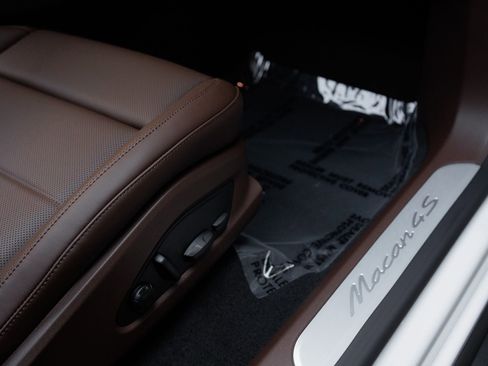 Certified 2025 Porsche Macan 4S Electric AWD/4WD image 37