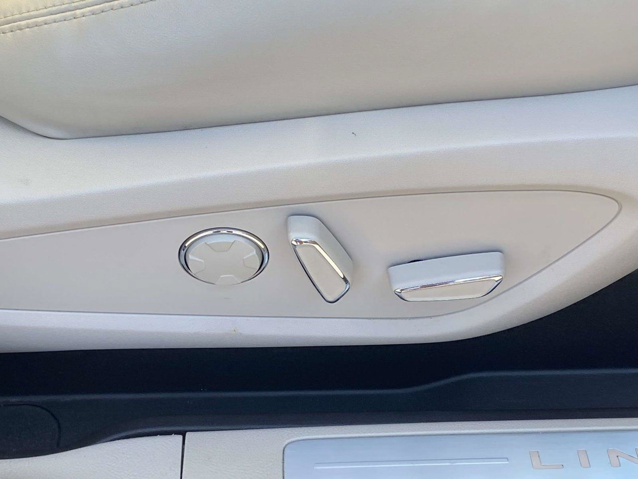 Used 2019 Lincoln MKC Reserve FWD image 13