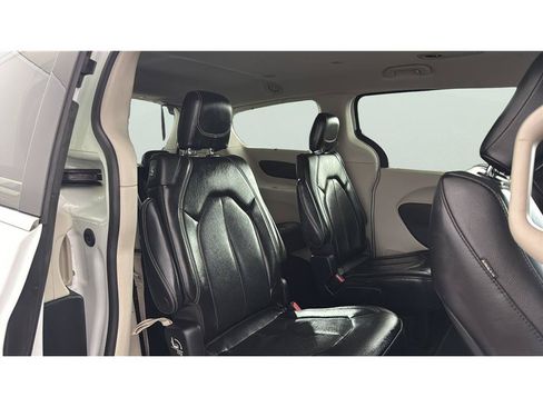Used 2022 Chrysler Pacifica Touring-L FWD image 17