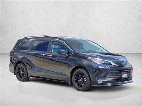 Used 2022 Toyota Sienna XLE w/ XLE Plus Package AWD/4WD image 3