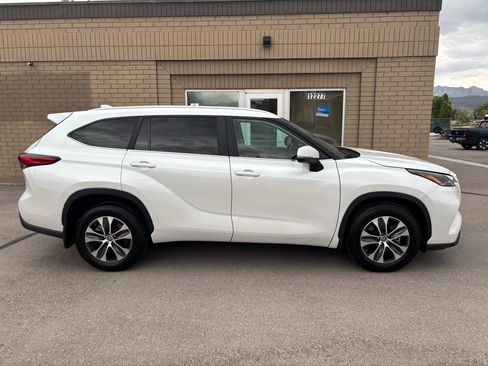 Used 2023 Toyota Highlander XLE AWD/4WD image 2