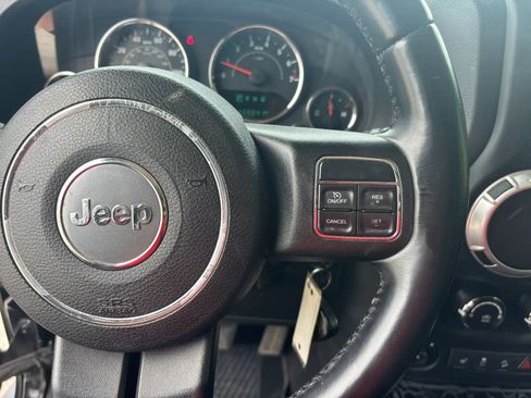 Used 2015 Jeep Wrangler Unlimited Rubicon w/ Connectivity Group AWD/4WD image 12