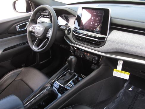 Used 2025 Jeep Compass Latitude image 9